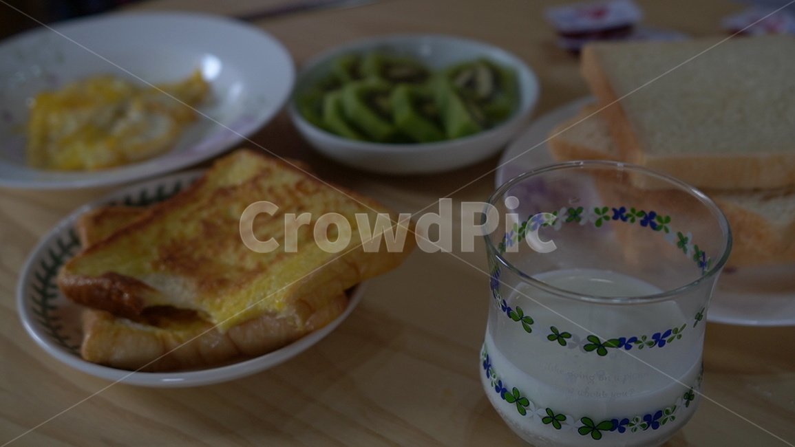 아침,조식,빵,키위,접시,식빵,우유,테이블,아침식사,조식,브런치,breakfast,brunch