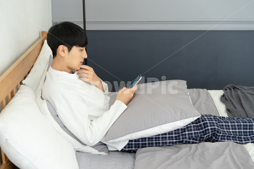 침대,휴일,휴식,남성,남자,집안,실내,방,침실,핸드폰,휴대폰,모바일,잠옷,파자마,집,사람,인물,인간,human,person,남성,남자,man,male
