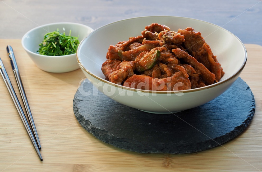 제욱볶음,제육고추장볶음,제육,식품및음료,한국음식,한국문화,동아시아문화,음식과음료산업,건강한식생활,웰빙,문화,산업,아시아,대한민국,접시,스튜디오촬영,손수만든,다이어트,전통,한국,젓가락,돼지고기,돼지고기구이,돼지고기바비큐,채소,음식,볶음,아시아음식,요리,나물,반찬,전통음식,돼지고기고추장볶음,점심식사,매운,매운요리,점심,음식,식재료,요리,food,cook,meal,dishes,food reserves,육류,고기,meat,한식,한국음식,한국요리,korean food,korean dishes,korean meal,korean cook