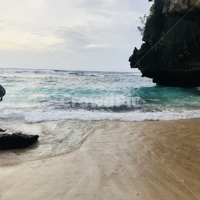 발리,해변,모래사장,파도,바다,에메랄드,암벽,자연,풍경,흐린날씨,모래,beach,balil,wave,ocean,sea,weather,cloud,sky,하늘,구름