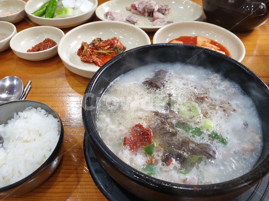 돼지국밥,순대국밥,국밥,뚝배기,밥,국물,요리,meatsoup,hot,깍두기,반찬,국밥집,건강,한끼,사발,food,음식,meal,식사,bowl