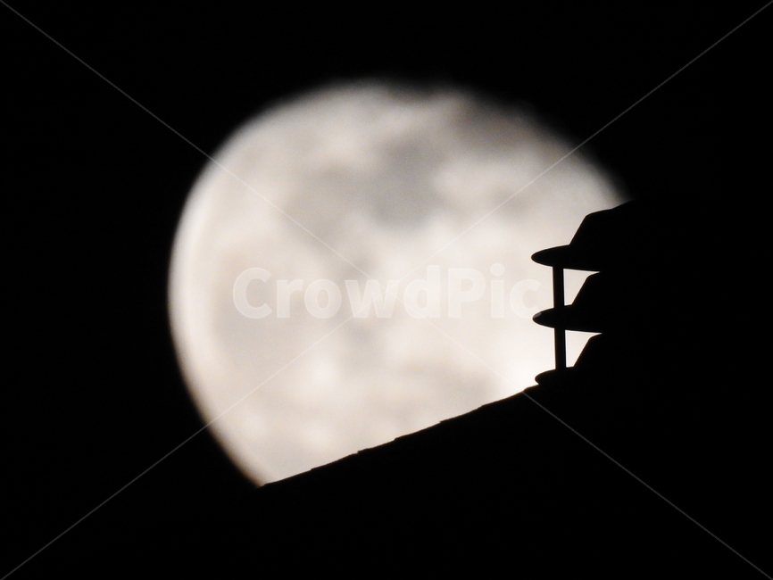 달,밤,지붕,moon,night,roof,야경,밤,풍경,nightscape,night,landscape,outer space,대기권 밖,astronomy,천문학,outdoors,옥외,nature,자연,universe,우주