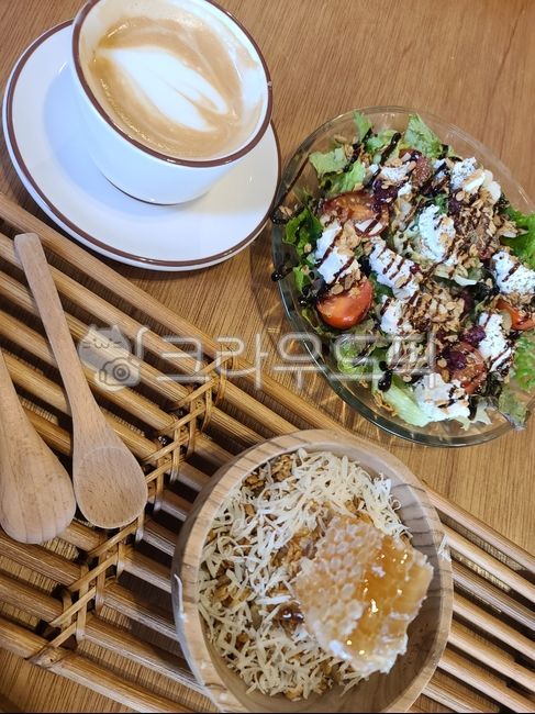 커피,샐러드,라떼,그릭요거트,발사믹,음식