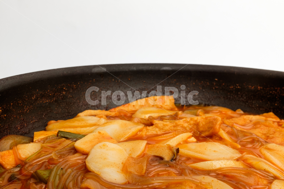 떡볶이,떡,매운,한국문화,한국음식,요리,식사,간식,양념,조미료,채소,어묵,오뎅,당면,파,마늘,고추장,식품,국물,뜨거운,맛있는,인기있는,달콤한,가래떡,볶음