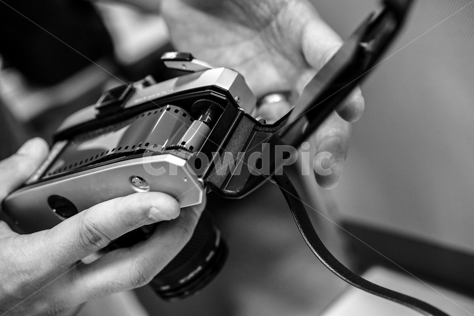 필름,필름카메라,카메라,사진,camera,흑백,필름롤,사람,인물,인간,human,person,신체일부,몸,body,사진작가,포토그래퍼,photographer,감성,sensible,feeling,흑백,모노톤,monochrome,black and white
