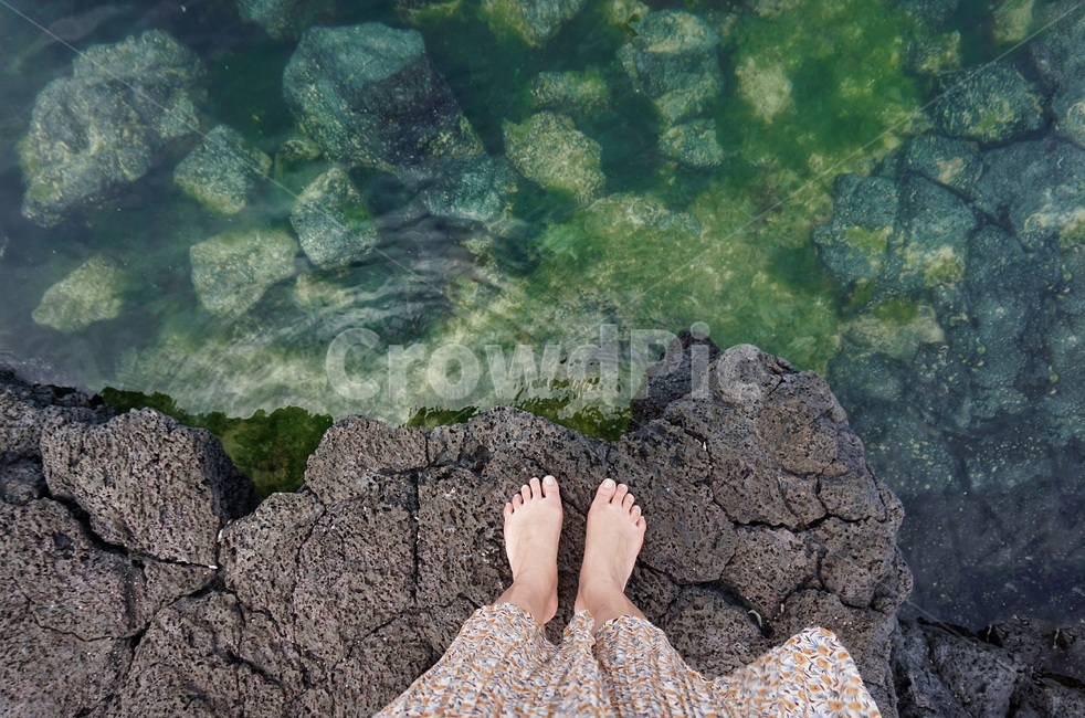 현무암,발,내려다본,바다,투명한바다,바다속,돌,올라서다,내려다보는,제주도,제주,제주바다,basalt,ocean,feet,제주도,jeju,jeju island,사람,인물,인간,human,person,여성,여자,woman,female,lady