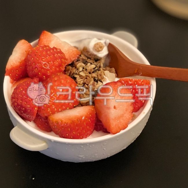 yogurt,strawberry,granola,bowl,food