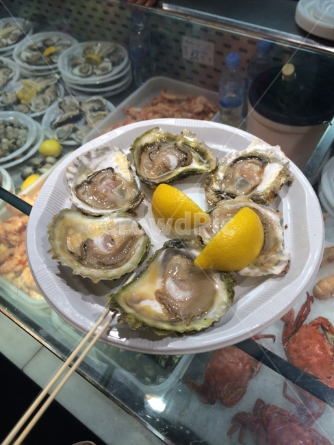 spanish food,seafood,cave,snack,food,Spanish night market,meal,wine snacks,Spanish market,spanish oyster,Oyster,night market food,night market,Oyster dish
