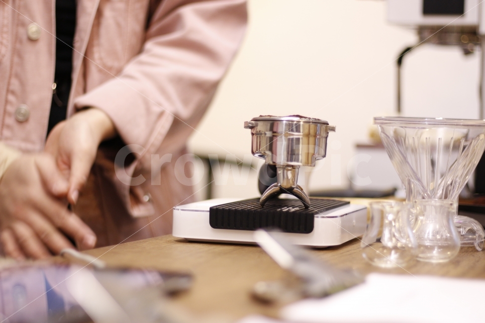 coffee,cafe,espresso,barista,dessert,beverage,brewing,extracting,interior,scale,pink,fashion,커피,카페,에스프레소,바리스타,음료,브루잉,추출,인테리어,저울,분홍,핑크,패션,사람,사람,인물,인간,human,person,커피,카페,coffee,cafe