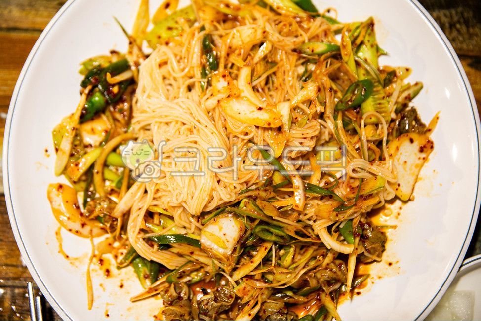 파,골뱅이,국수,매운맛,골뱅이무침,한국전통음식,greenonion,golbaengi,noodles,spicy,marinatedgolbaengi,spicyseasnailssalad,traditionalkoreanfood,noodle