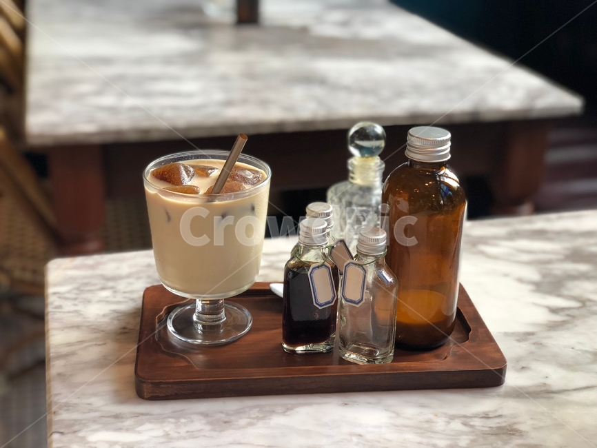 커피,카페라떼,감성사진,대리석책상,카페,갈색,여유,커피,카페,coffee,cafe