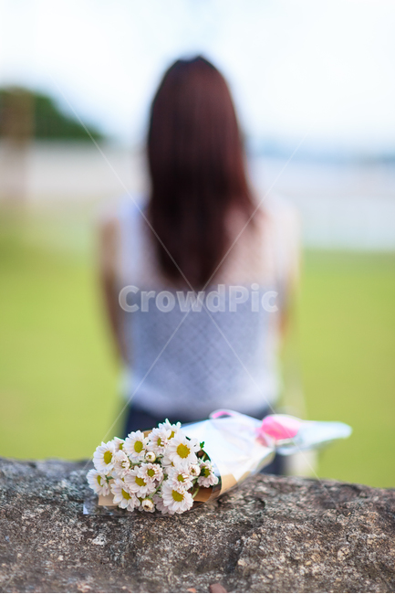 고백,수줍은,꽃다발,기다림,설레임,배우자,행복,혼례,소녀,신부,꽃,flower,사람,인물,인간,human,person,여성,여자,woman,female,lady,기념일,축하,anniversary,congratulation,celebrate,celebration