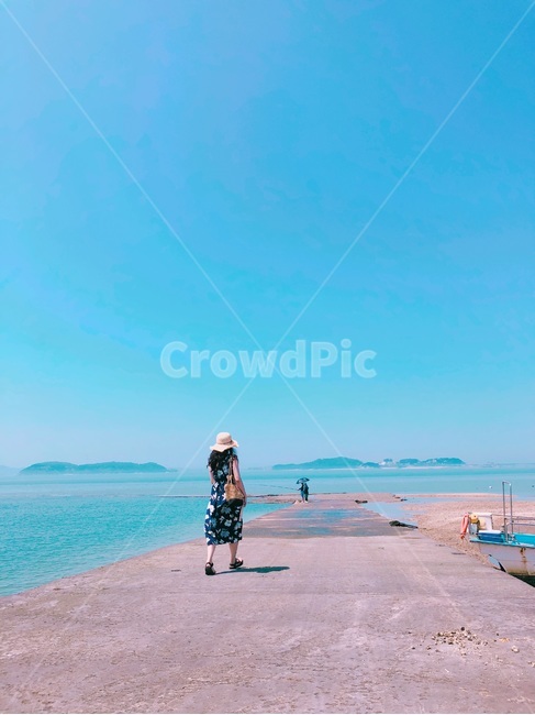 바다,해안가,여름,산책,바닷가,대부도,해변,휴식,휴가,방학,하늘,평화로운,편안한,힐링,치유,여유,여행,여행지,자연풍경,계절,사람,인물,인간,여성,여자,원피스,까만원피스,모자,챙넓은모자,파란,푸른,맑은,sea,coast,summer,walk,beach,break,vacation,sky,peaceful,comfortable,healing,leisure,travel,naturalscenery,season,person,woman,onepiece,blackdress,hat,widehat,blue,clear,뒷모습,여름,계절,summer,season,사람,인물,인간,human,person,여성,여자,woman,female,lady,여행,휴가,traveling,vacation,trip