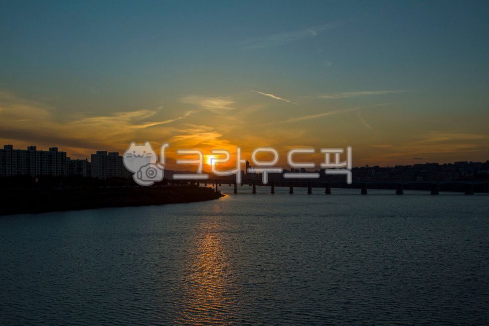 sky,red sky,nature,dusk,Seongsu Bridge,Dusk,Dongho Bridge,Olympic Boulevard,Han River,seoul,sunlight,outdoors,redsky,sunset