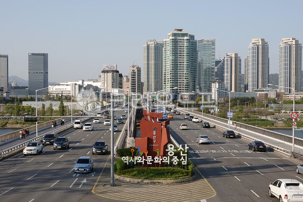 freeway,urban area,building,koreancitylandscape,road,intersection,cityscape,highway,sunny,sky,town,seoullandscape,Seoul scenery,skyscraper,riverside,seoul,korea,bridge,city,housing,highrisebuilding,house,Hangang Bridge,Seoul,office building,Korea,architec