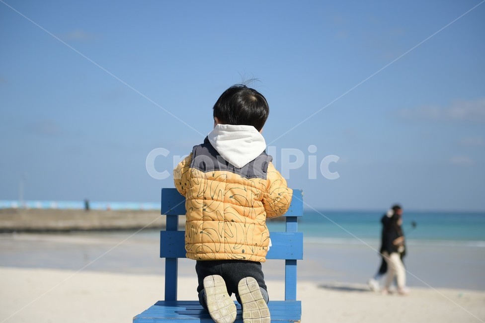 person,사람,human,인간,clothing,의류,apparel,의복,독백,기다림,자연,바다,의자,제주도,여행,영유아,아기,애기,아이,infants,baby