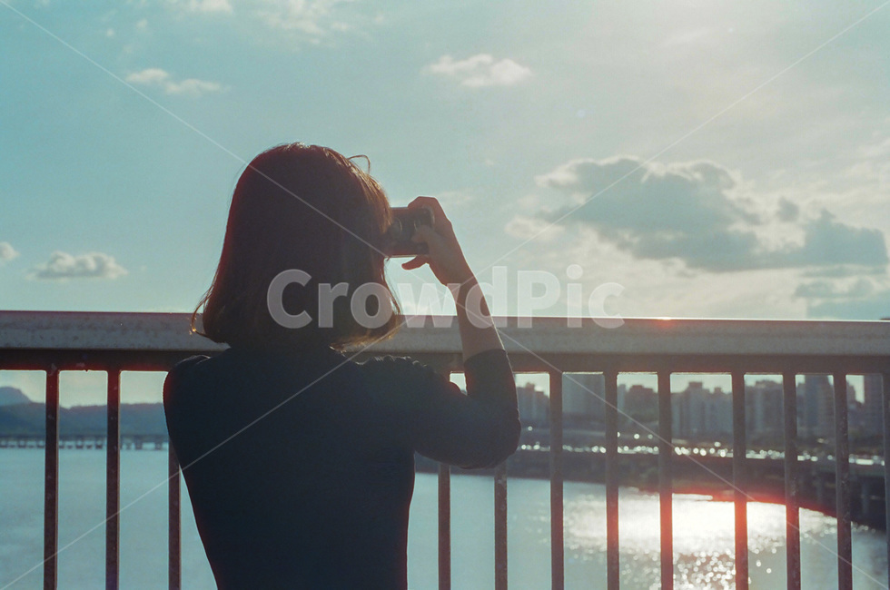 여행,하늘,휴식,사진,구름,친구,휴가,도시,풍경,city,landscape,사람,인물,인간,human,person,여성,여자,woman,female,lady,railing,난간