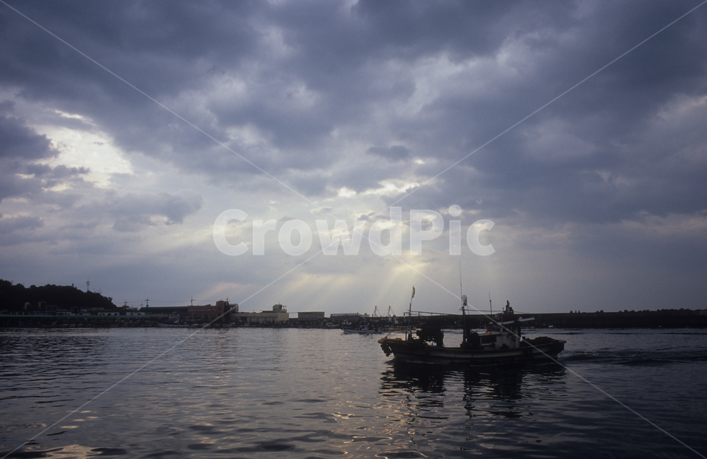 바다,배,항구,어선,하늘,구름,빛내림,풍경,sea,fishingboat,port,sky,cloud,landscape,산업,industry,industrial,어업,fishery,fishing industry