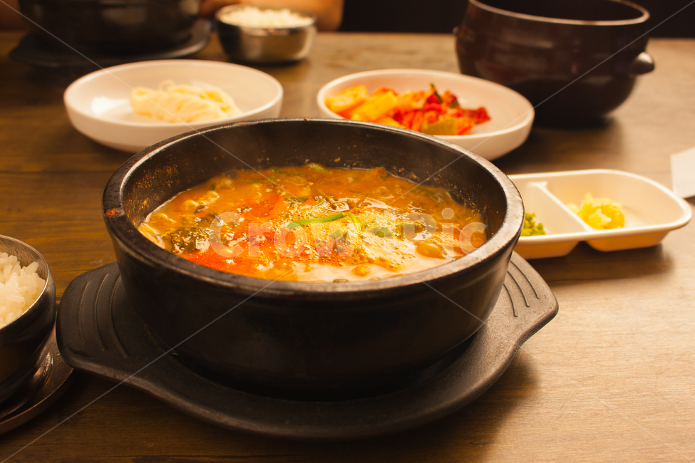 pepper,garlic,kimchi,earthen pot,Chueotang,noodle