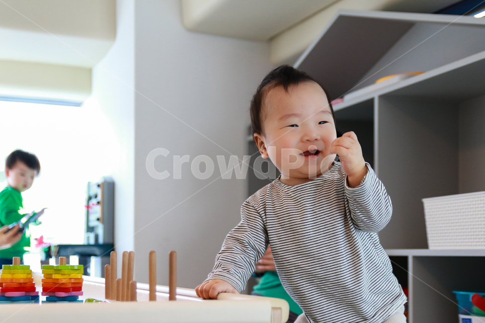 아기,육아,도형놀이,도형,장난감,완구,성장,두뇌발달,발달,아이,어린이,유아,인지,인지놀이,원목,막대,세모,네모,동그라미,블럭,나무블럭,작은,손,고사리손,신체,재미,퍼즐,베이비카페,돌아기,유아용품,원목교구,색상,컬러,창의력,교육,남자아이,남자아기,귀여운,사랑스런,장난꾸러기,개구장이,가족,인물,모델,얼굴,표정,호기심,게임,놀이,도형블럭,사람,인물,인간,human,person,영유아,아기,애기,아이,infants,baby