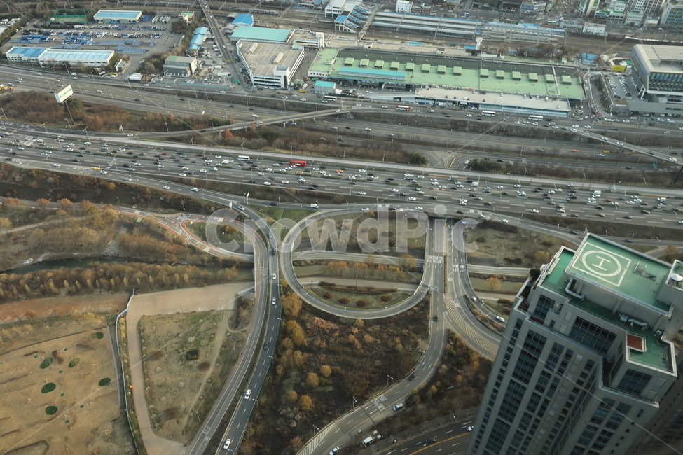 로타리,차,아파트,도로,빌딩,outdoors,옥외,landscape,경치,nature,자연,road,scenery,풍경,intersection,교차로