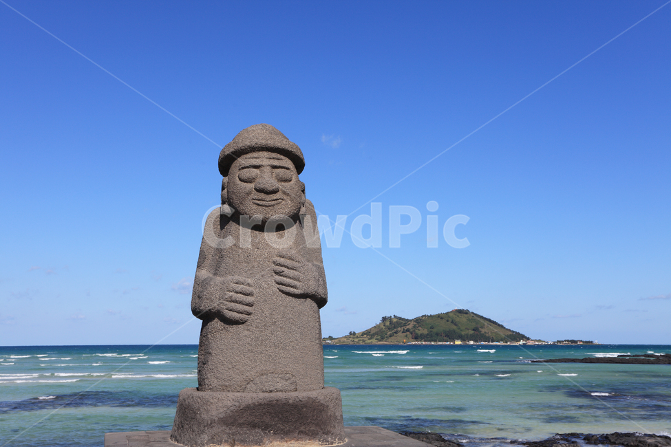 돌하르방,돌하루방,바다,제주,제주도,풍경,자연,해변,해수욕장,섬,바닷가,비치,석상,조각,조각상,조각물,민속,전통,상징,상징물,심벌,돌,하루방,하르방,미소,해안,하늘,배경,백그라운드,파도,맑은,깨끗한,아름다운,현무암,조형물,전설,수호신,비양도,한국,제주도,jeju,jeju island,한국전통,한국문화,korean traditional,korean culture,조각상,동상,석상,조형물,statue,bronze statue,stone statue,outdoors,옥외,sea,water,물,nature,ocean,대양,shoreline,해안선