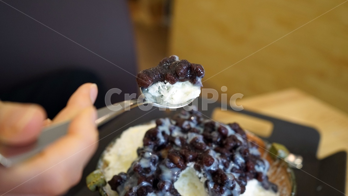 팥빙수,팥,숫가락,한스푼,달콤,시원,연유,얼음,여름,맛,계절,계절음식,달달함,시원함,스푼,여름별미,후식,통팥,음식,식재료,요리,food,cook,meal,dishes,food reserves,디저트,간식,후식,dessert,snack