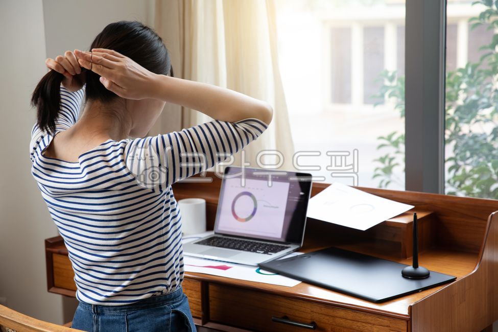 책상,컴퓨터,노트북,태블릿,타블렛,스타일러스펜,여자,여성,우먼,프로젝트,기지개,비즈니스우먼,포니테일,머리,패션,공부준비,준비하는,준비된,다짐,결심,마음가짐,업무,개시,시작,준비,습관,정돈,과제,숙제,재택근무,검은머리,아시아인,일,전문가,1인기업,프리랜서,동기부여,머리결,스타일,유행,묶다,머리모양,샴푸,살롱,창가,햇살,윈도우,창문,뷰티,뒷모습,디자이너