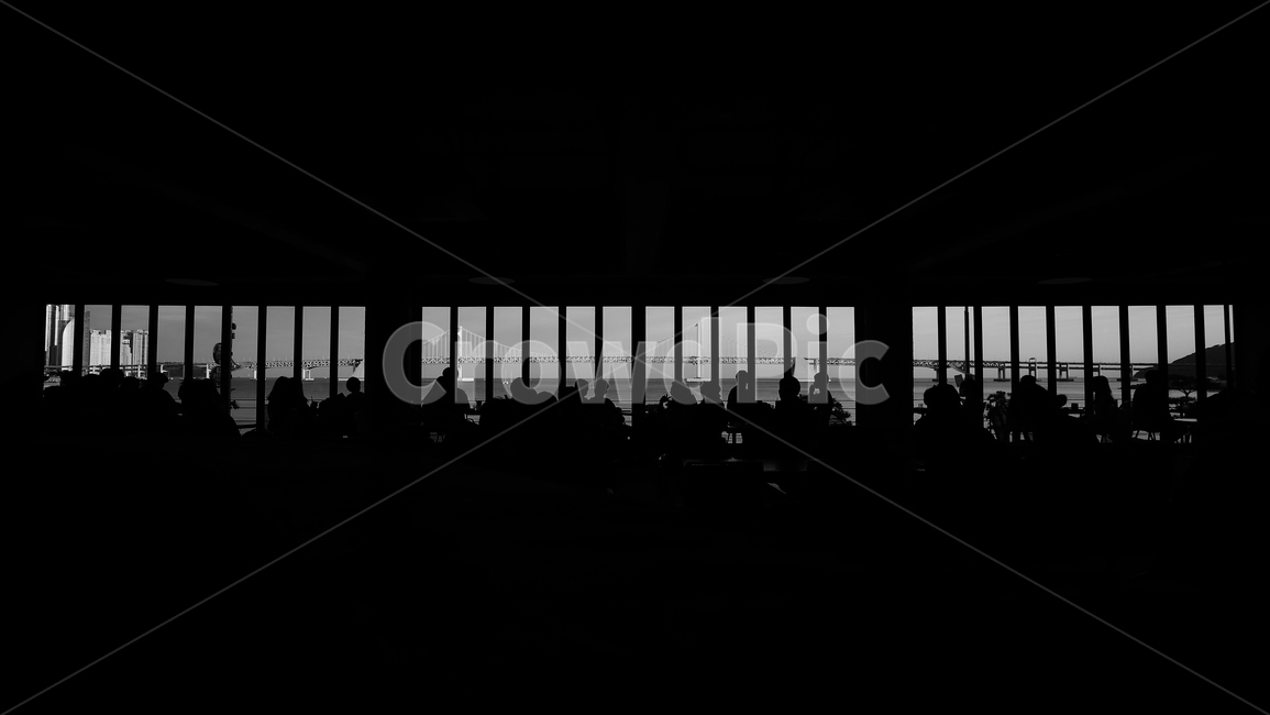 카페,바다,실루엣,흑백사진,사람들,사람들,대중,군중,other people,crowd,인물실루엣,사람실루엣,character silhouette,human silhouette,흑백,모노톤,monochrome,black and white,silhouette,airport,공항