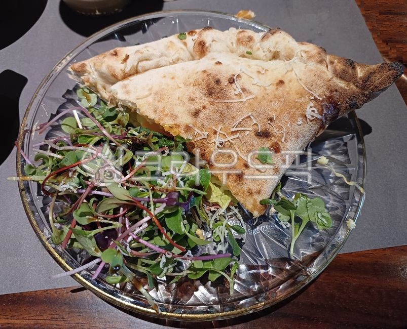 깔조네,칼조네,calzone,칼존,피자,깔조네피자,반달피자,만두피자,화덕피자,이탈리아전통음식,이탈리아피자,이탈리아음식,이탈리아요리,새싹샐러드,새싹채소샐러드,야채샐러드,샐러드,그린샐러드,food,음식