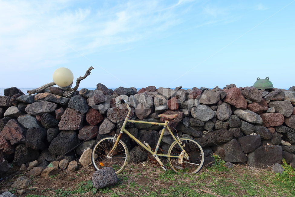 bicycle,bike,자전거,돌담,하늘