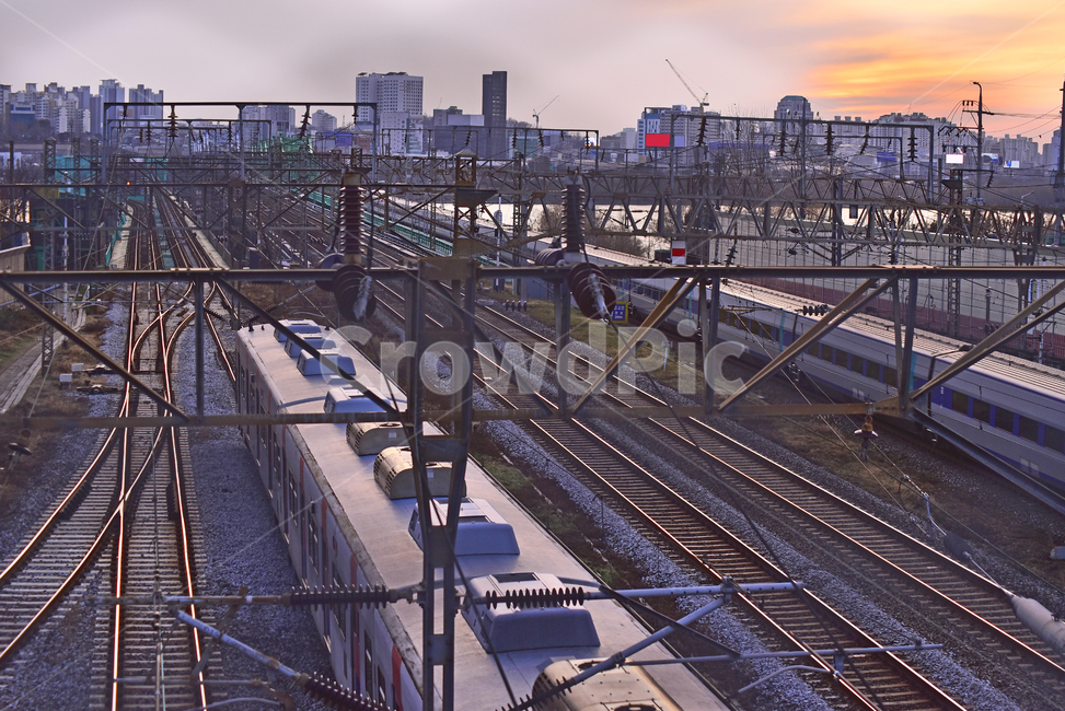 기차,train,vehicle,차량,transportation,rail,레일,railway,철도,traintrack,기찻길,대중교통,서울도시풍경,한국도시풍경,야외,옥외,아웃도어,outdoor,background,백그라운드,배경,바탕,운송수단,아파트촌,빌딩,건물,건축물,한강철교,교통,전털,기관차,교통,교통수단,traffic,transportation