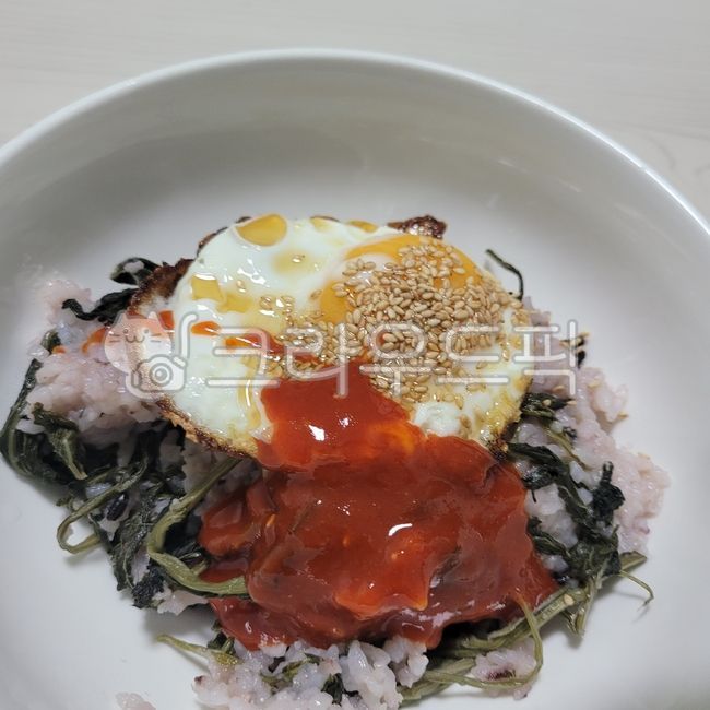 곤드레,곤드레나물,나물,나물밥,곤드레밥,곤드레나물밥,밥,한식,food,음식,meal,식사,그릇,dish,접시,계란후라이,계란,초고추장,비빔밥