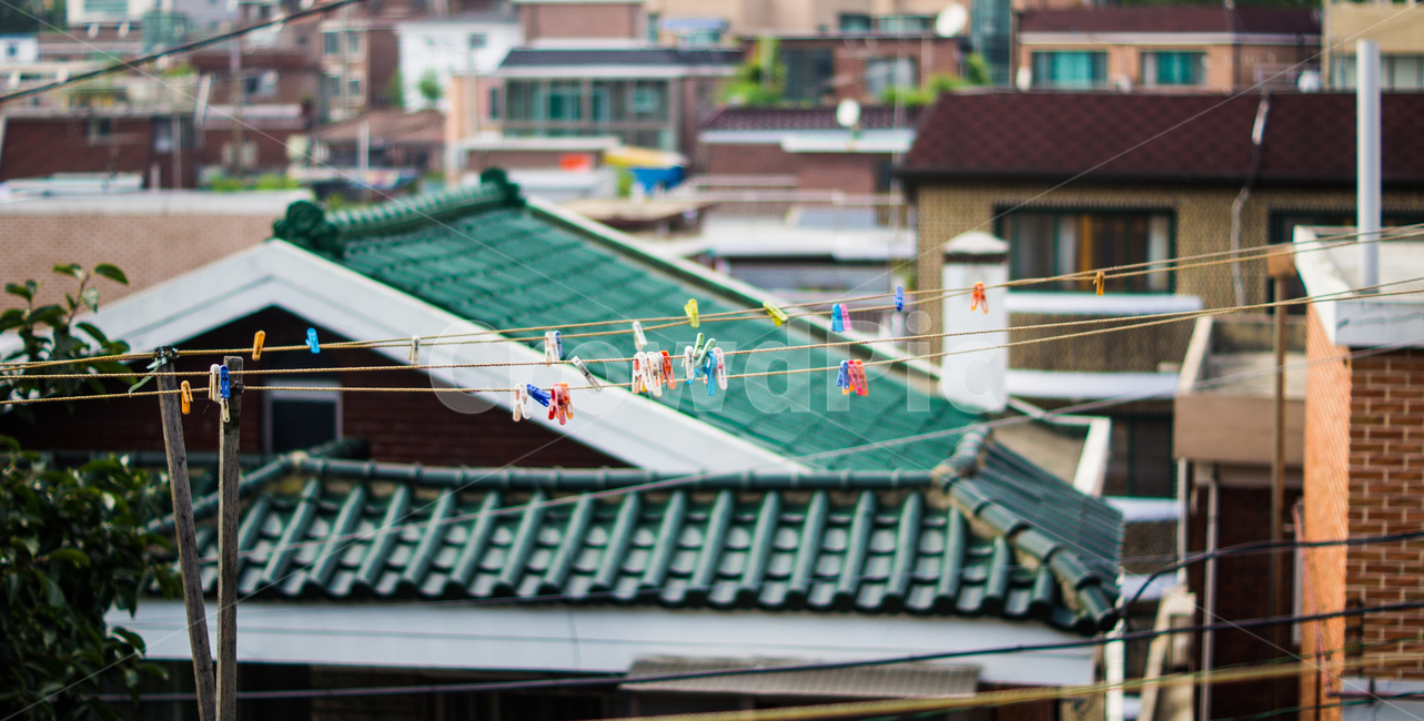 빨래,빨래집게,집게,빨랫줄,빨래줄,가사일,laundry,tongs,clothespin,peg,지붕,roof,마을,주택,집,house,villige,town,도시,풍경,city,landscape
