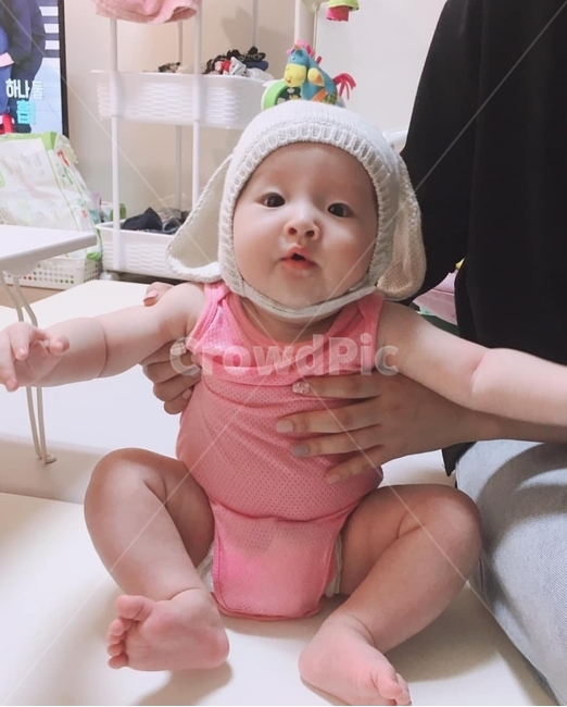 의류,애기,아기,분홍색,핑크,분홍,핑크색,토끼,귀여움,기저귀,모자,아기모자,사람,인물,인간,human,person,영유아,아기,애기,아이,infants,baby