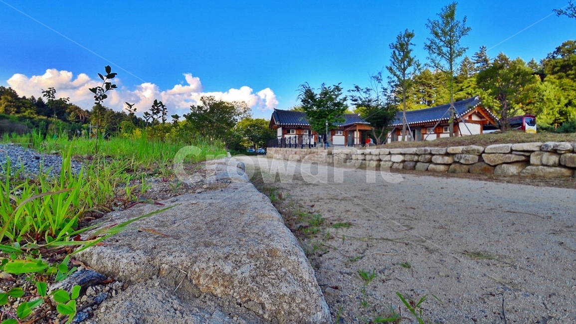 판석,flagstone,흙길,구름,파란하늘,기화집,여유로움,한가한,자연,풀,나무,돌