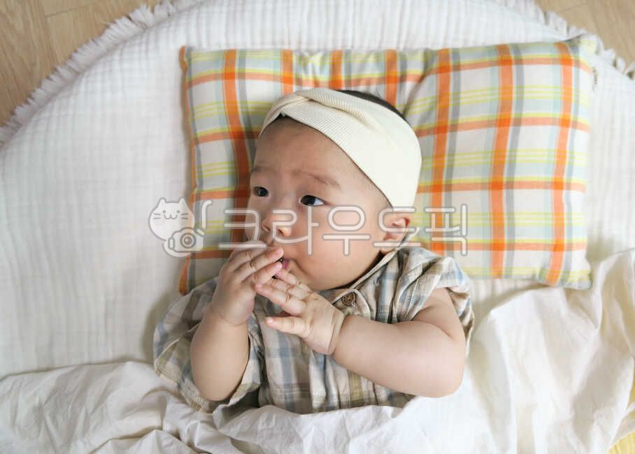 small,basket,rug,young,0 years old,held,rattan basket,innocent,mothers arms,infant,cute,one year old,Asian,life,son,white,angelic,human,parenting,Korea,nose,lovely,precious,Eyes,Oriental,check pattern,Korean,newborn,1 year old,lifestyle,face,mouth,hair ba