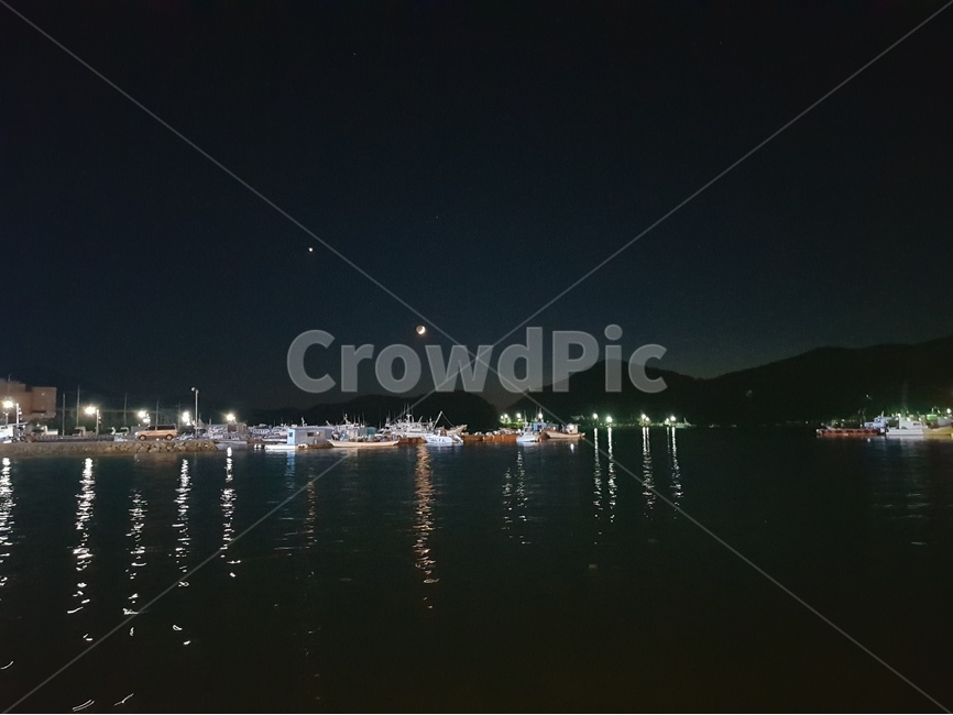 밤바다,야경,배,통영미수동해양공원,달빛,통영,미수동,미수동핫플,미수동해양공원,일루미네이션,불빛,통영야경,야경,밤,풍경,nightscape,night,landscape,산업,industry,industrial,어업,fishery,fishing industry,water,물,waterfront,워터 프론트,nature,자연