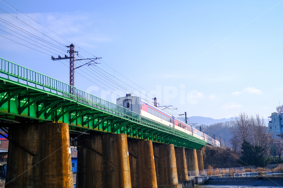 iron bridge,tunnel bridge,bridge,Railway bridge,train