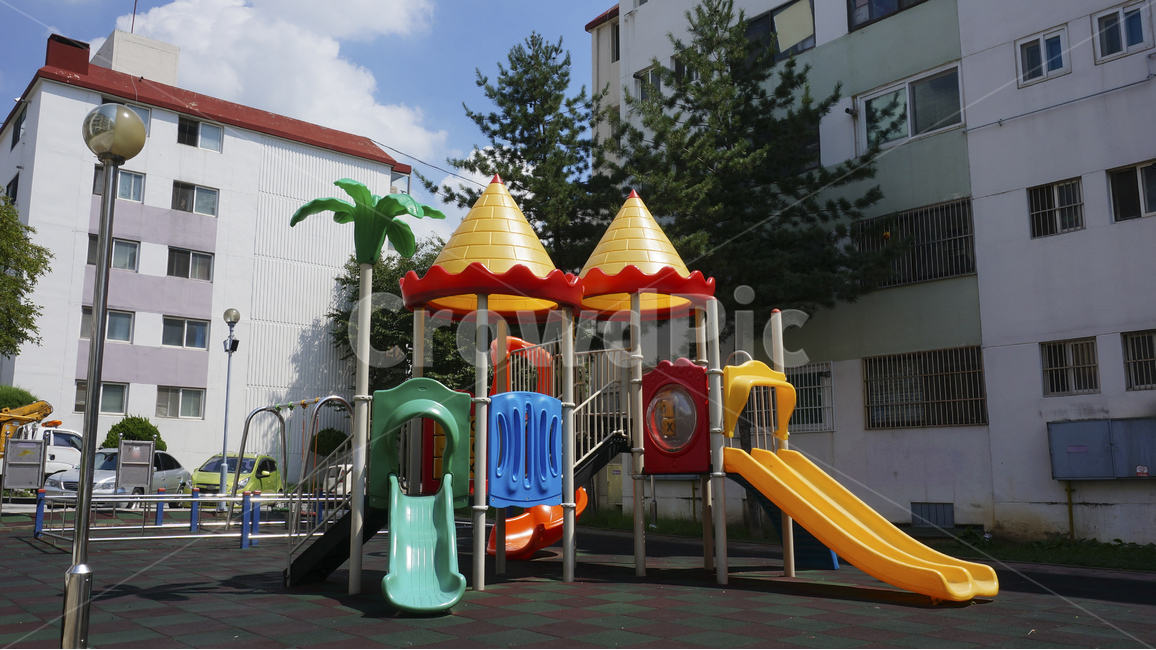 놀이터,아파트,가로등,미끄럼틀,그네,playground,playarea,놀이공간,하늘,나무,어린이놀이터,창문,여유로움,알록달록,노란색,yellow,빨간색,red,놀이공원,놀이동산,놀이터,amusement park,playground