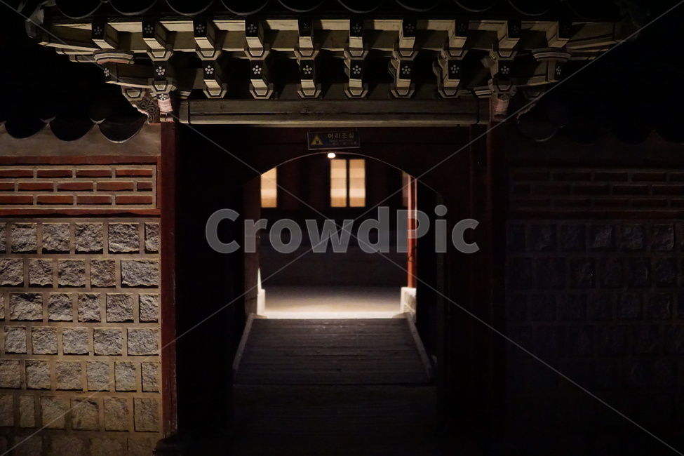 경복궁,야간개장,궁,한옥,조명,어둠,건물,야경,밤,풍경,nightscape,night,landscape,한국전통,한국문화,korean traditional,korean culture,건축물,건물외관,exterior,building,structure,architecture,construction,corridor,복도