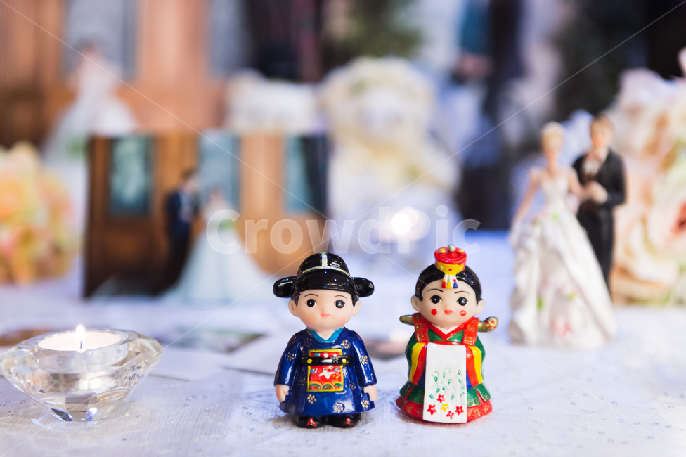 결혼,혼례,신랑,신부,실내,웨딩,드레스,흰색,정장,전통혼례,한복,인형,촛불,테이블,액자,사진,접사,조각상,동상,석상,조형물,statue,bronze statue,stone statue,결혼,혼례,웨딩,wedding,marriage,marry,기념일,축하,anniversary,congratulation,celebrate,celebration