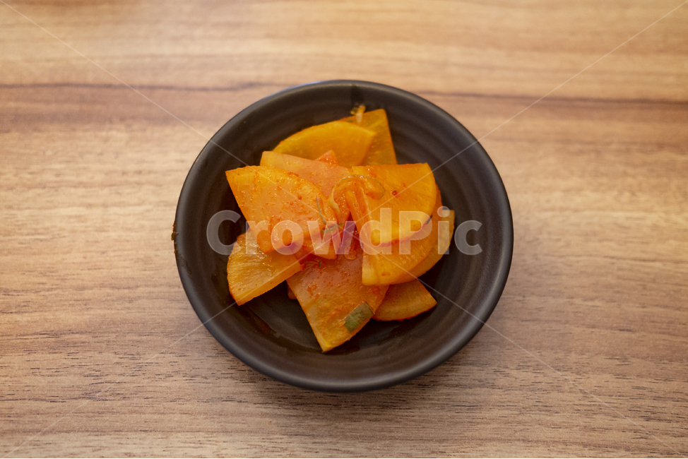 단무지,빨간,일식집,젓가락,나무테이블,테이블,매콤한,반찬,식전,아삭한,나무젓가락,일본단무지,라멘집,밑반찬,붉은,주황빛,음식,식재료,요리,food,cook,meal,dishes,food reserves
