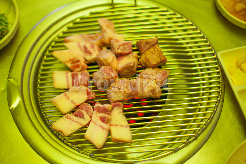 삼겹살,외식,고기,연탄,정육점,돼지고기,목살,불판,구이,음식,철판,반찬,그릴,food,식품,dish,요리,식사,meal,음식,식재료,요리,food,cook,meal,dishes,food reserves,육류,고기,meat