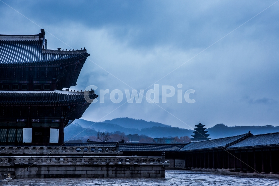 경복궁,궁,비,풍경,흐린날,고즈넉,전통적인,구름,궁궐,오리엔탈,감성,비오는날,한국전통,한국문화,korean traditional,korean culture,랜드마크,landmark,tourist attraction,한국랜드마크,한국관광지,한국명소,korea landmark,korea tourist attraction,비,비오는날,rain,rainy
