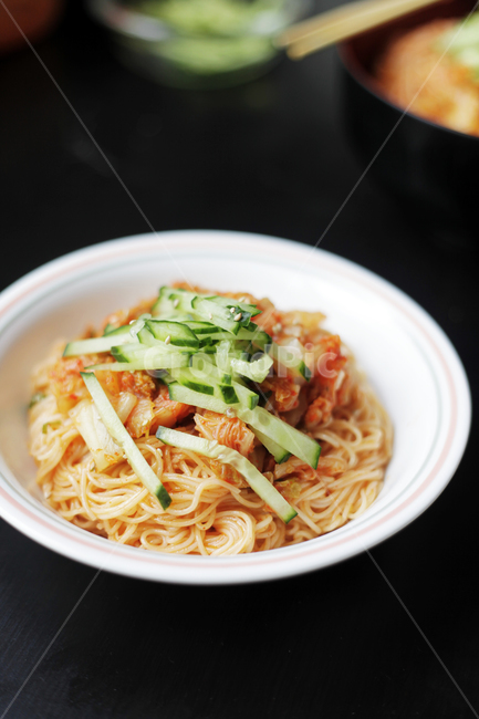 비빔면,소면,김치소면,국수,김치,오이,양념,noodle,food,dish,음식,식사,음식,식재료,요리,food,cook,meal,dishes,food reserves