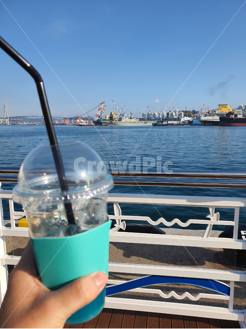 vehicle,watercraft,선박,물,water,손,hand,신체일부,body,busan,부산,바다,sea