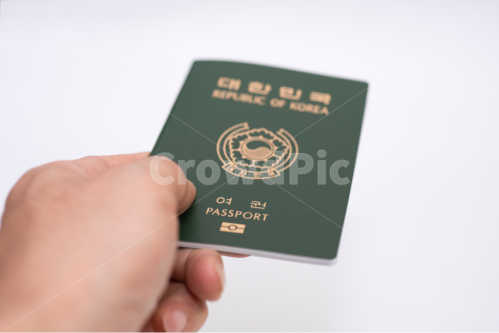 여권,대한민국,신분증,승객,탑승,비행,녹색,전자여권,손,신체일부,비자,여행객,생활,제출,출국,입국,검사,흰,흰색,배경,신체일부,몸,body,여행,휴가,traveling,vacation,trip