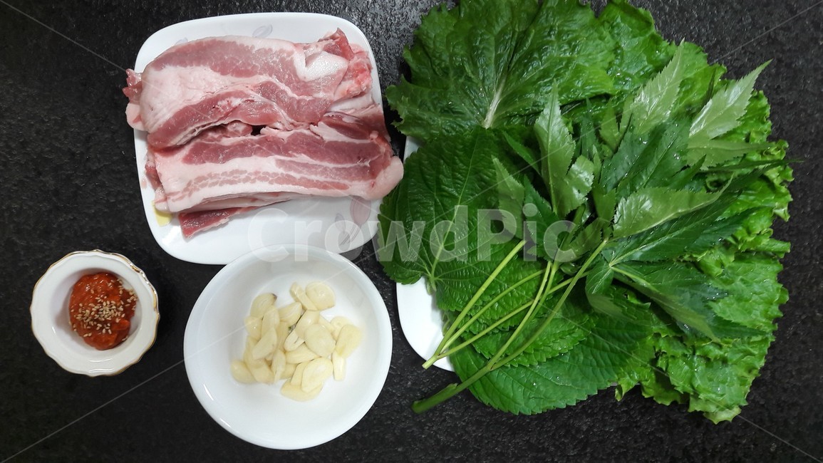 삼겹살,상추,마늘,쌈종류,쌈장,식재료,음식,생삼겹살,즐거움,행복,여유