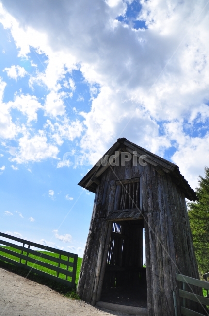 대관령,양떼목장,오두막,나무,쉼터,길,울타리,잔디,하늘,구름,sheep,farm,sheepfarm,cabin,rest,wooden,trees,grass,grassland,fence,road,path,자연,풍경,nature,landscape,한국자연풍경,한국자연경관,korea nature landscape,housing,주택,building,건물,outdoors,옥외